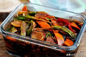 天冷了终于可以腌咸菜了，这道菜根香什锦咸菜，有它多喝两碗粥图片