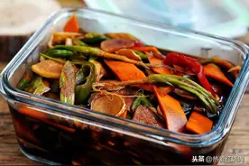 天冷了终于可以腌咸菜了，这道菜根香什锦咸菜，有它多喝两碗粥图片