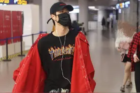 王一博机场走秀穿搭！外套穿一半裤子破一洞，这男孩也太痞了吧图片