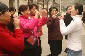 68岁单身母亲:看到孩子那么辛苦真是心疼，养老还能只靠他吗？图片