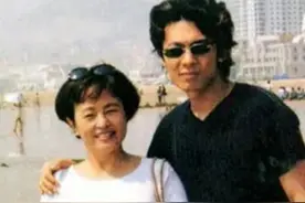 1984年，朱明瑛被丈夫载着前往民政局，两人有说有笑的办了离婚图片