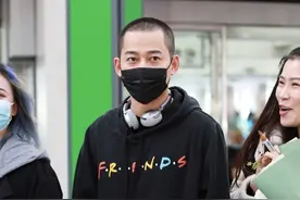 苏醒难得露次面，慵懒穿搭加寸头发型有点痞帅，就是看着有点冷图片