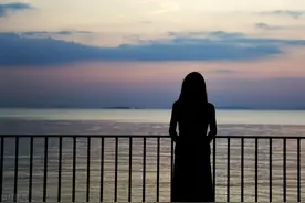 女孩18岁不来例假，医生检查后发现重大缺陷，善意隐瞒病情图片