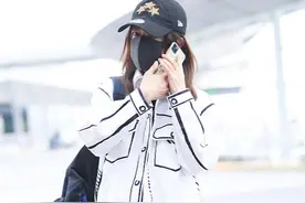 赵薇现身机场，与戚薇、欧阳娜娜撞衫，大家更偏爱哪种style？图片