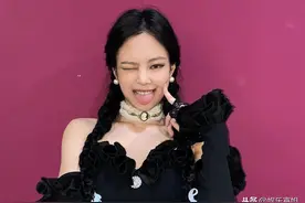 Jennie今日份双马尾造型太可啦！​清纯可人，甜度满分图片