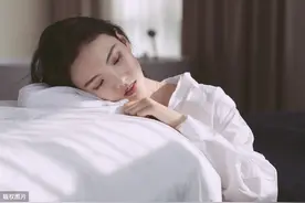 小说：游泳遇暗恋男神，我紧张晕倒，不想却被男神公主抱带走治疗图片