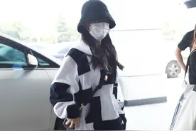 产后身材健身效果极佳！赵丽颖穿着黑白拼接上衣搭配牛仔短裤现身图片
