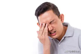 男子与爱犬同吃同睡，眼睛胀痛就医，检查眼睛里取出寄生虫图片