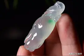 冰冰的翡翠，玉雕师雕出一只鹦鹉，尾巴羽毛很显眼图片