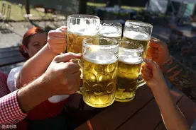 啤酒是液体面包，经常喝它，身体会出现4个问题，医生看了也揪心图片