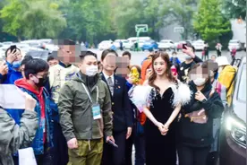 张含韵商演，别人穿棉袄她穿露肩礼服！下雨天受冻卖力演出太心酸图片