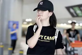 谢娜又素颜走机场，穿黑色T恤配半身裙超减龄，皮肤身材都像少女图片