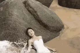 男子在海边帮女友拍照，看到照片后女子崩溃，修改完后哭笑不得图片