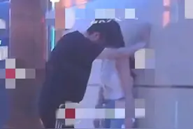 王岳伦与年轻美女现身KTV，搂对方肩还上演壁咚，举止亲密引猜测图片