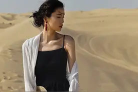 旅行服饰摄影秀：沙漠中的倩影图片