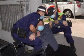72岁老戏骨秦煌突然晕倒！自曝心脏不适，三名保安合力将其扶起图片