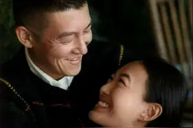 40岁陈冠希晒全家照片，与娇妻甜蜜对视，成家后变超幸福图片