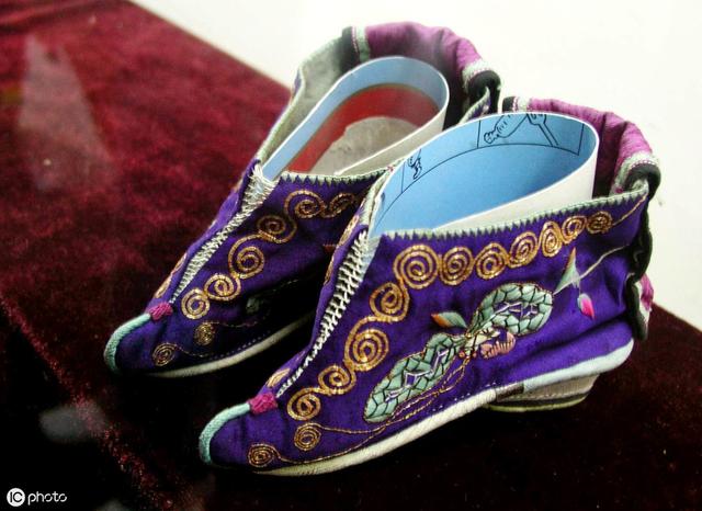 我们先看看这些三寸金莲绣花鞋一提起绣花鞋,我的记忆想到是就是三寸