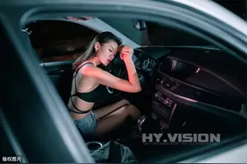 车展中车模小姐姐们争奇斗艳宣传车型，你是去看车还是看车模呢？图片