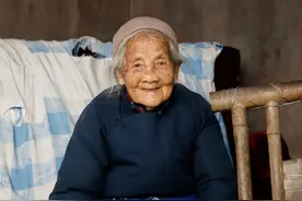 96岁长寿奶奶，被5个儿女抢着养老，是因为乐观的她具备这3种品质图片