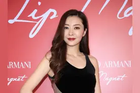 熊黛林不像奔四的人，穿黑裙子也要玩时尚花样，加点亮片好惹眼图片