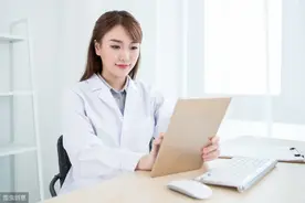 为何女人做妇科检查时，医生通常不建议亲友陪伴？过来人说出实情图片