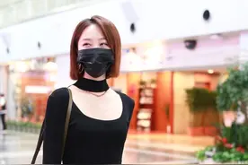 街拍：蓝盈莹穿黑色长袖配牛仔裤搭时尚凉鞋，尽显简约休闲图片