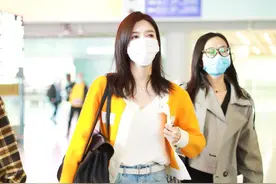 亮色系开衫如何搭配？江疏影橘色针织开衫街拍，为你演绎靓丽时尚图片