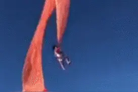 吓人！3岁女童被风筝缠卷飞上天空，现场失控尖叫连连图片