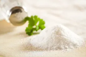 “假食盐”如何分辨？只要一片土豆，假盐原形毕露，别再被骗了图片