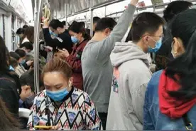 重庆人关于“老年卡早高峰不免费使用”吵了起来，这次你站哪边？图片
