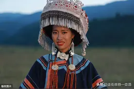 云南一个神秘的部落，丈夫住树上，繁衍靠竹竿，喝酒用吸管图片
