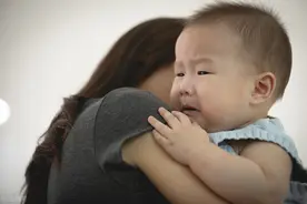 婴儿睡觉时为什么妈妈一走就秒醒？3个原因，只有妈妈才懂图片
