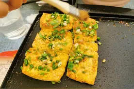 这款铁板煎豆腐，做法简单却人气满满，特色在一款味汁两款撒料图片