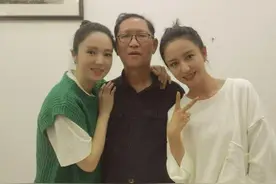 佟丽娅父亲和董璇合影，意外曝光大女儿真容？身后一排好酒抢镜图片