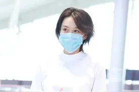 张馨予穿衣玩"视觉错觉"，廓形白上衣配收腰黑短裤，腰真显细图片