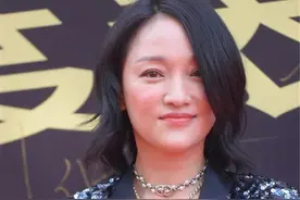 这么大的品牌Logo挂在脖子上，将周迅穿深V礼裙的高级感，全毁了图片