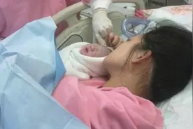 “母子连心”，刚出生宝宝急着向妈妈求抱抱，这一幕太暖心了图片