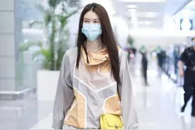 三四十岁女人，早秋建议多穿“运动套装”，减龄显瘦、明星都在穿图片