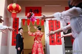 中专生为了见女朋友，男扮女装混进女生宿舍，遇上查房，女生惊了图片