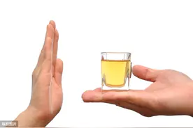 幽门螺旋杆菌治疗期间能喝酒吗？医生的答案值得一看图片