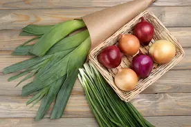 都是洋葱，“紫皮”和“黄皮”有啥区别？知道后别再买错了图片