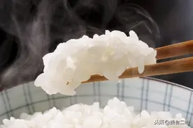 蒸米饭时，多加3样食材，米香味浓而且白亮有色泽，看着就好吃图片