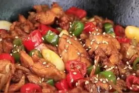 今天做传统四川家常菜-干锅鸡，麻辣鲜香，开胃又下饭，超过瘾图片