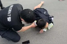 “孩子不怕，警察叔叔一直在你身边”图片