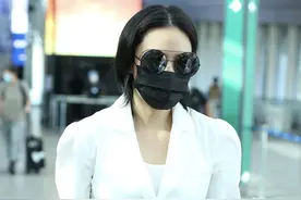 酷！张馨予短发造型穿小西装超A 穿拖鞋露出黑色指甲图片