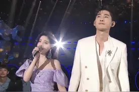 配一脸！张翰牵手鞠婧祎深情对唱，唱完还不忘拥抱上演摸头杀图片