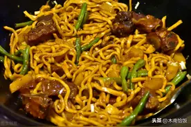 还在发愁想摆地摊没有好的商品么？这“四季豆焖面”或许适合你图片