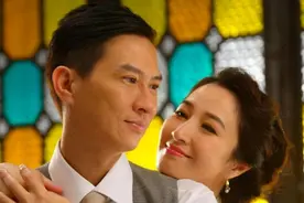 张家辉和关咏荷牵手过马路，两人依旧恩爱，疑似张家辉患病？图片