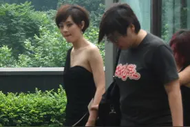 孙俪难得秀性感，穿单肩小黑裙踩“恨天高”，助理小心搀扶超有范图片
